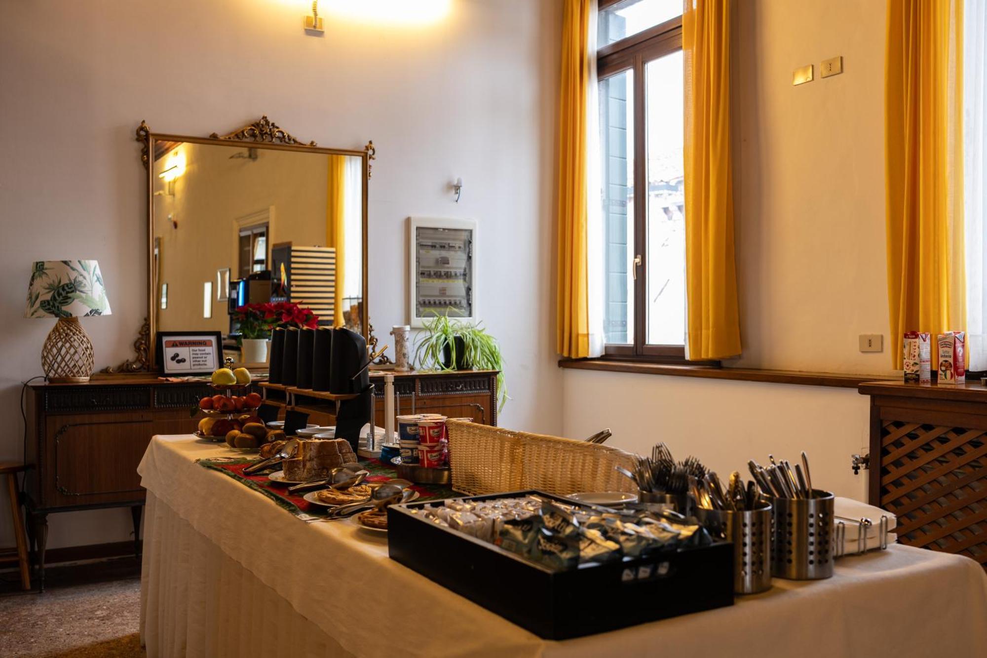 Foresteria Valdese Hostal *