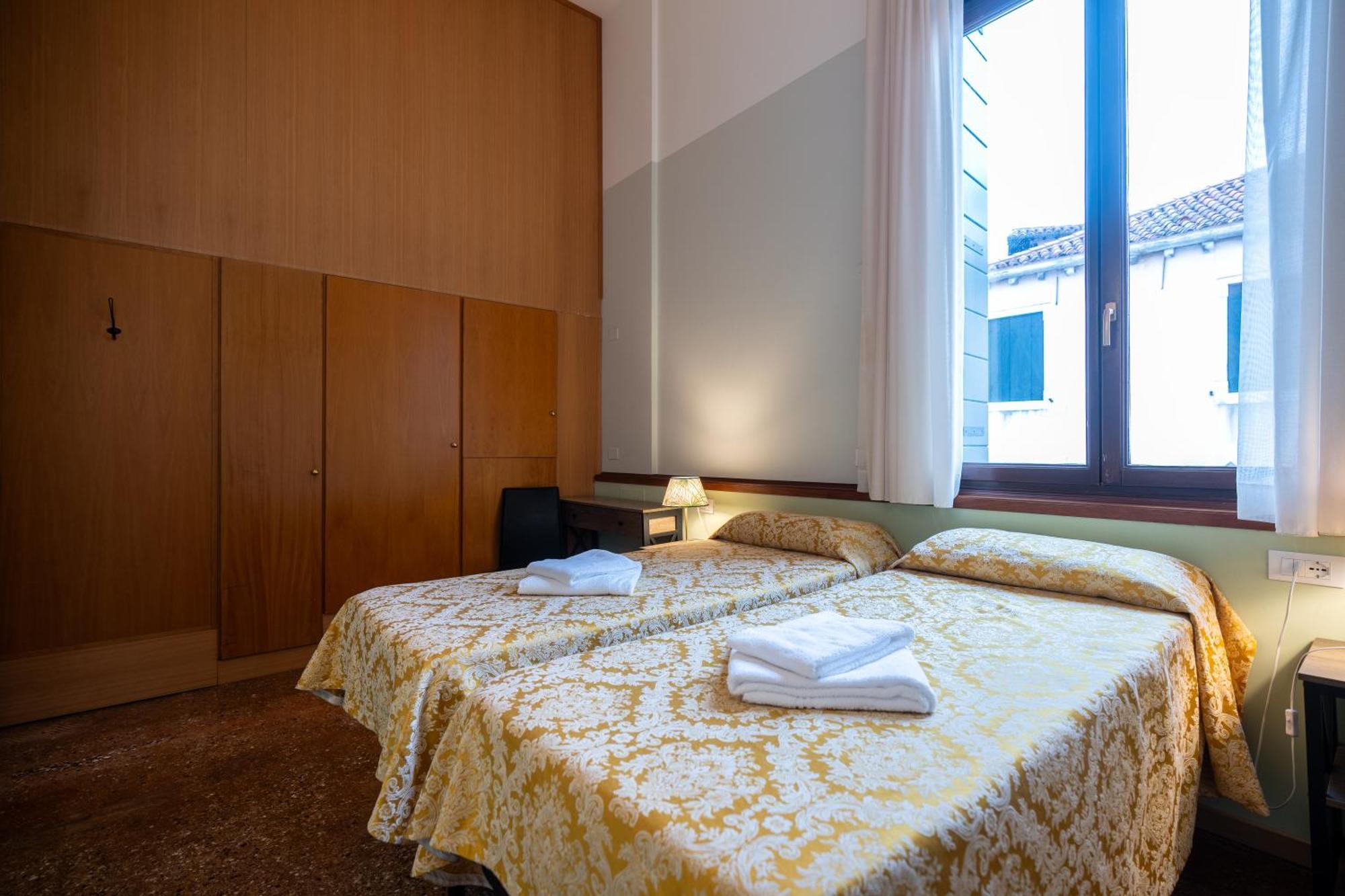 Foresteria Valdese Hostal *