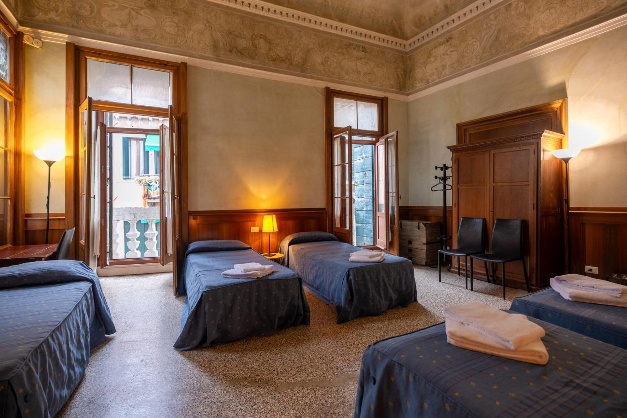 Foresteria Valdese Hostal *